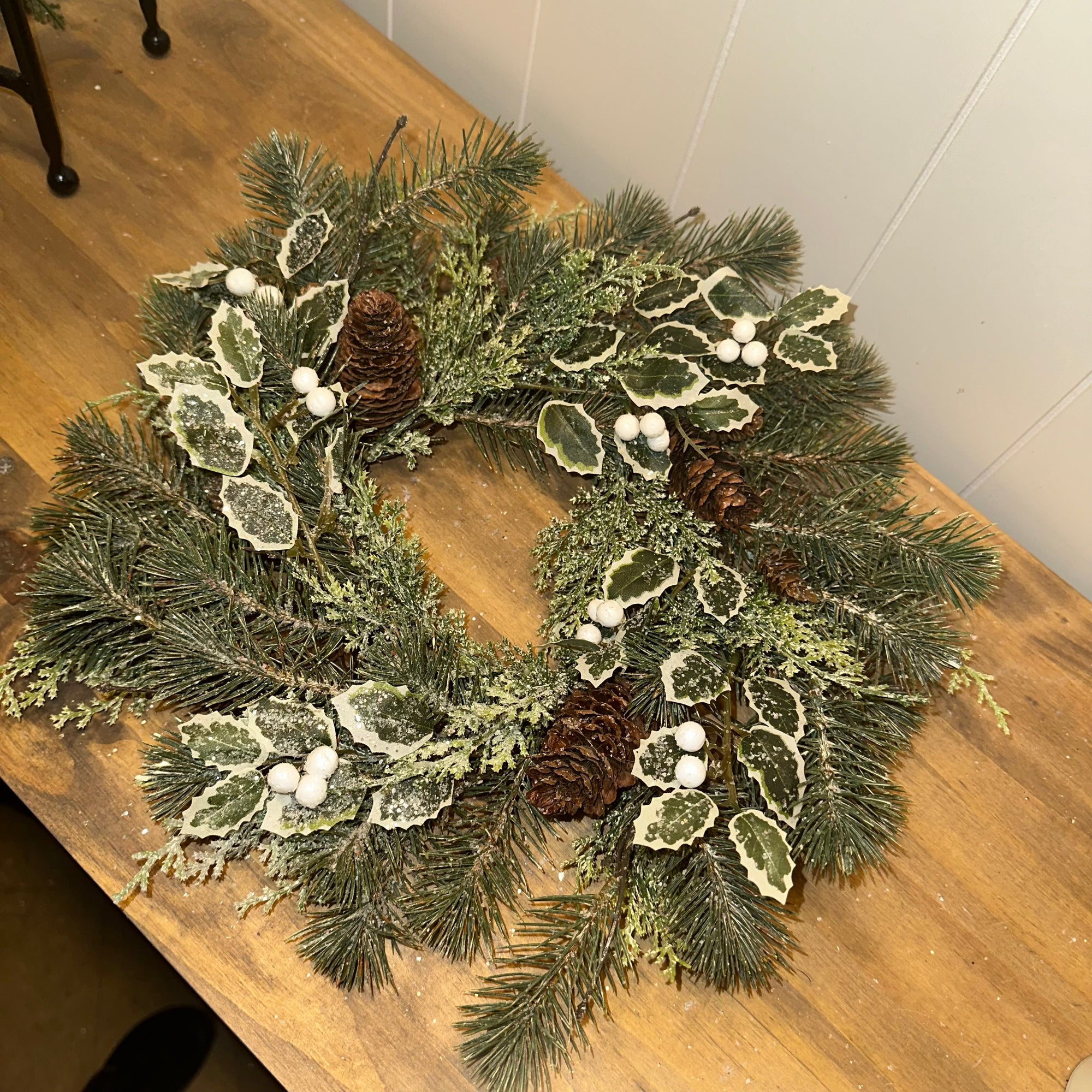 Iced Oxford Pine & Berries Ring | 16"