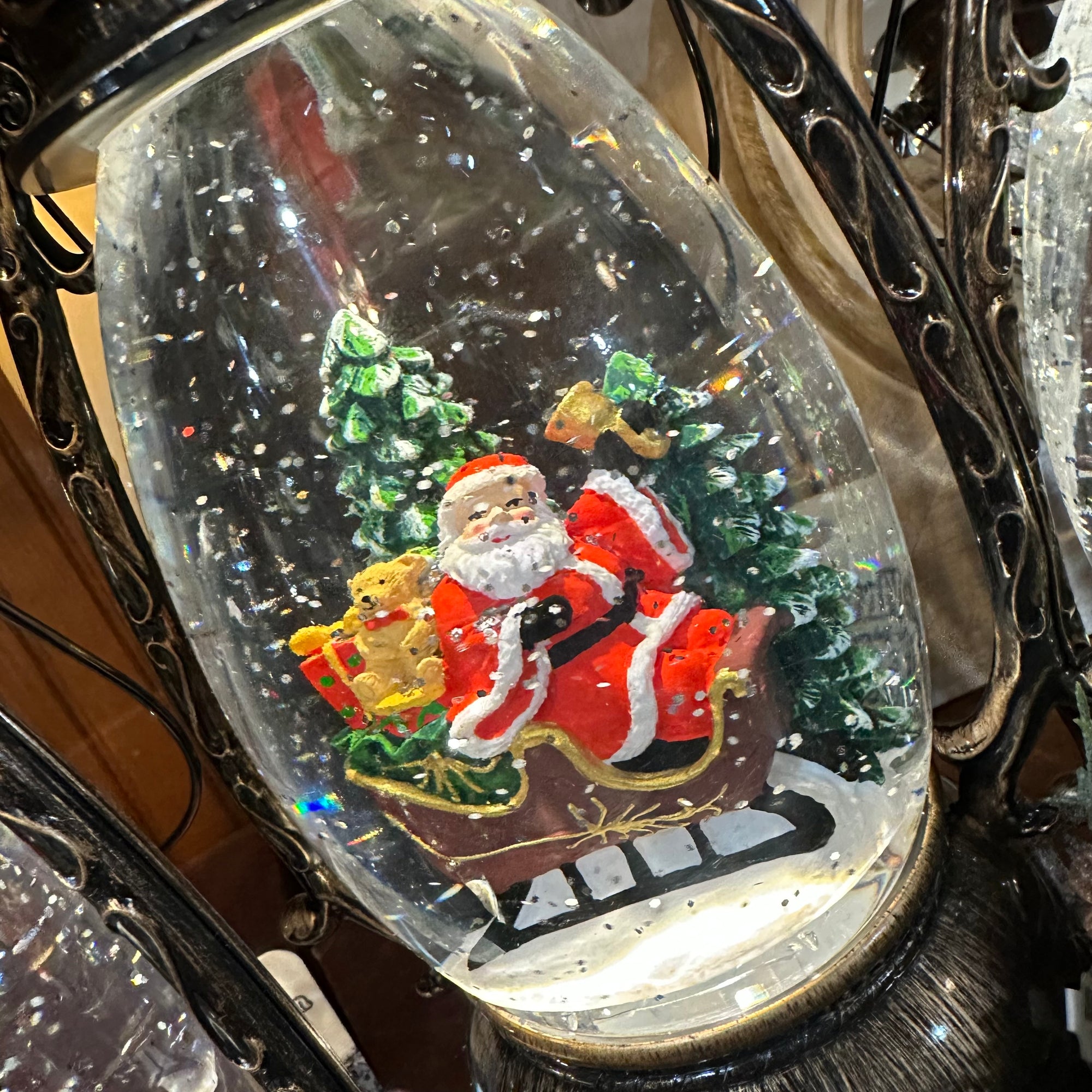 Holiday Scene Spinning Water Globe | Battery Operated