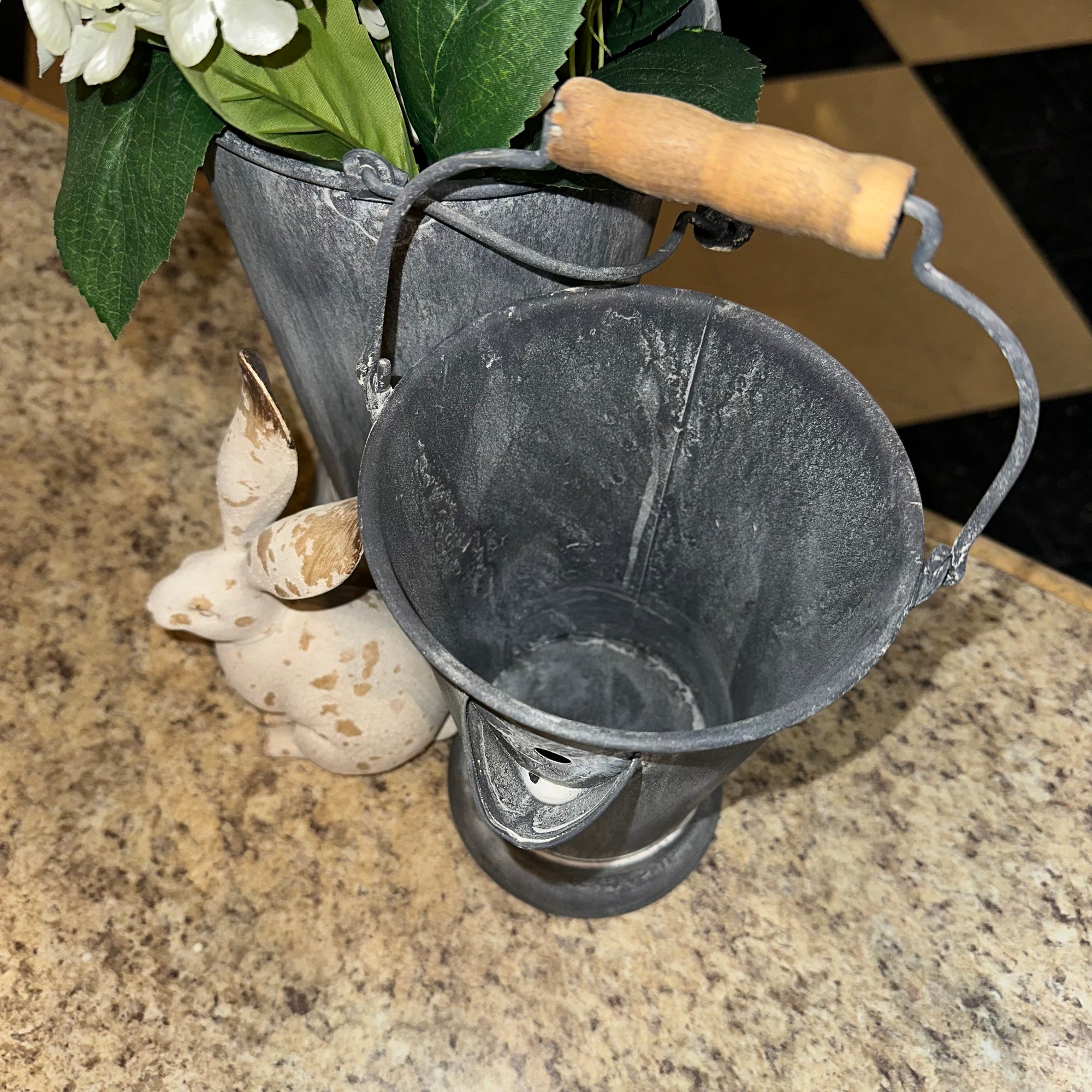 Farmhouse Spout Bucket