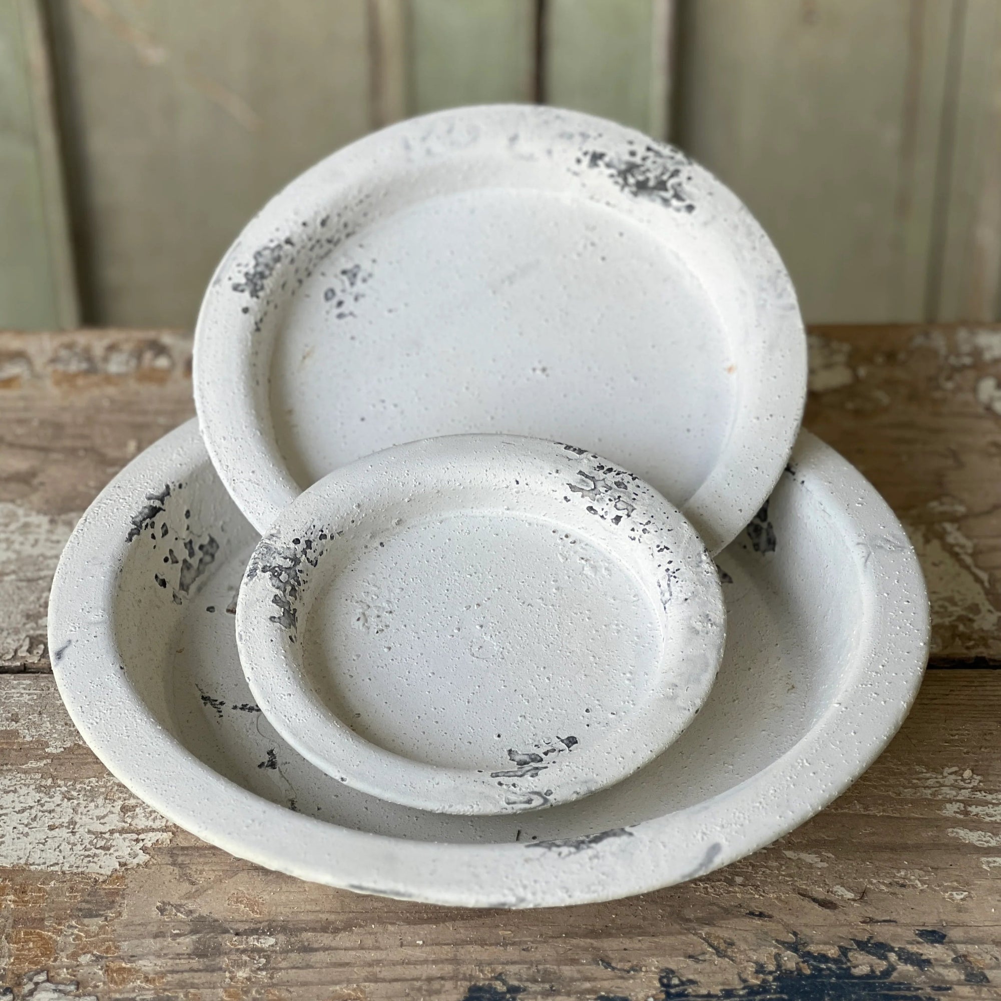 Distressed Metal Footed Tray | Farmhouse White