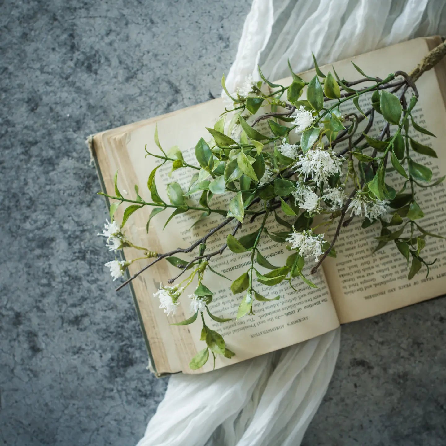 Ivy & Tea Leaf with White Flowers Spray | 9"