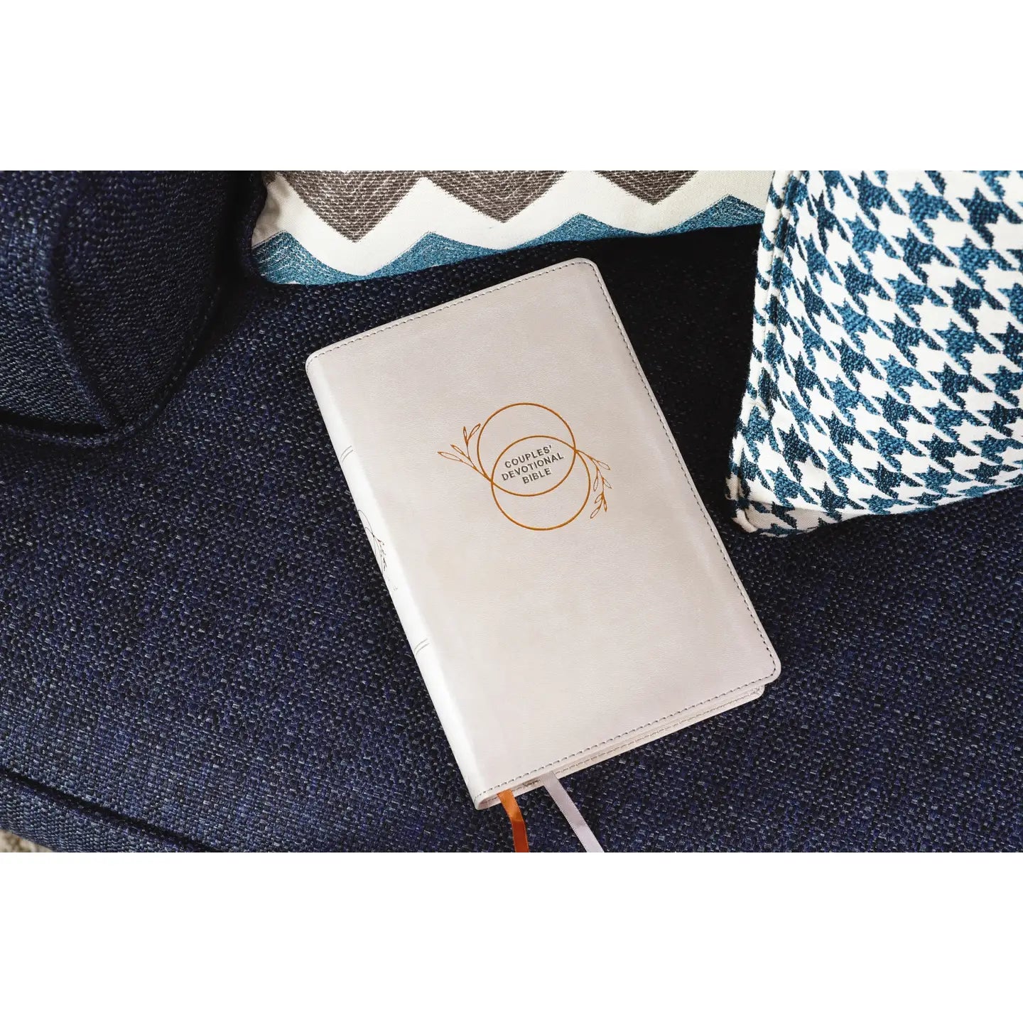 NIV Couples' Devotional Bible